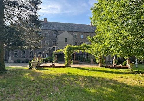 Mittelbau mit Orangerie