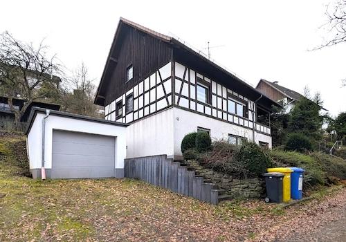 Hausfront mit Garage