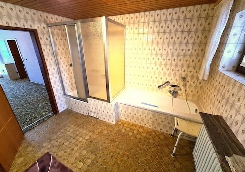 Badewanne und Dusche