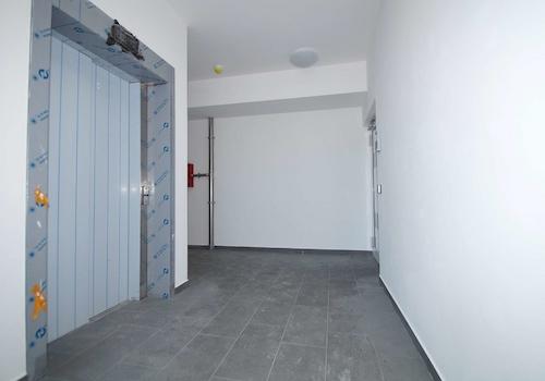 Flur im Treppenhaus - Mit Aufzug