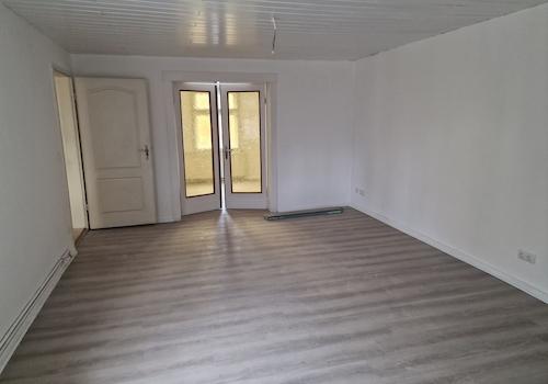 Wohnzimmer mit Glastür 