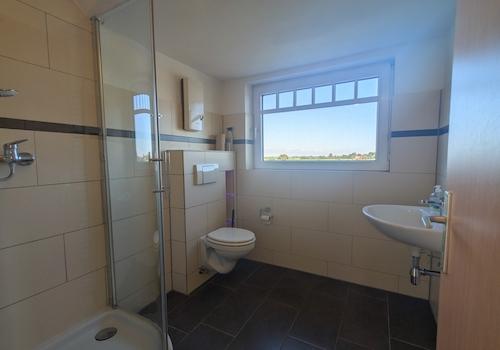 Badezimmer in Wohnung 3 im DG