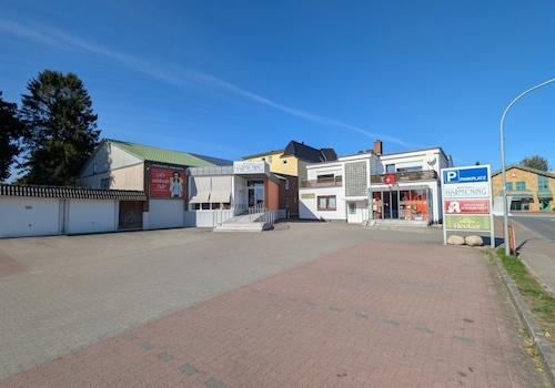 Parkplatz und Garagen