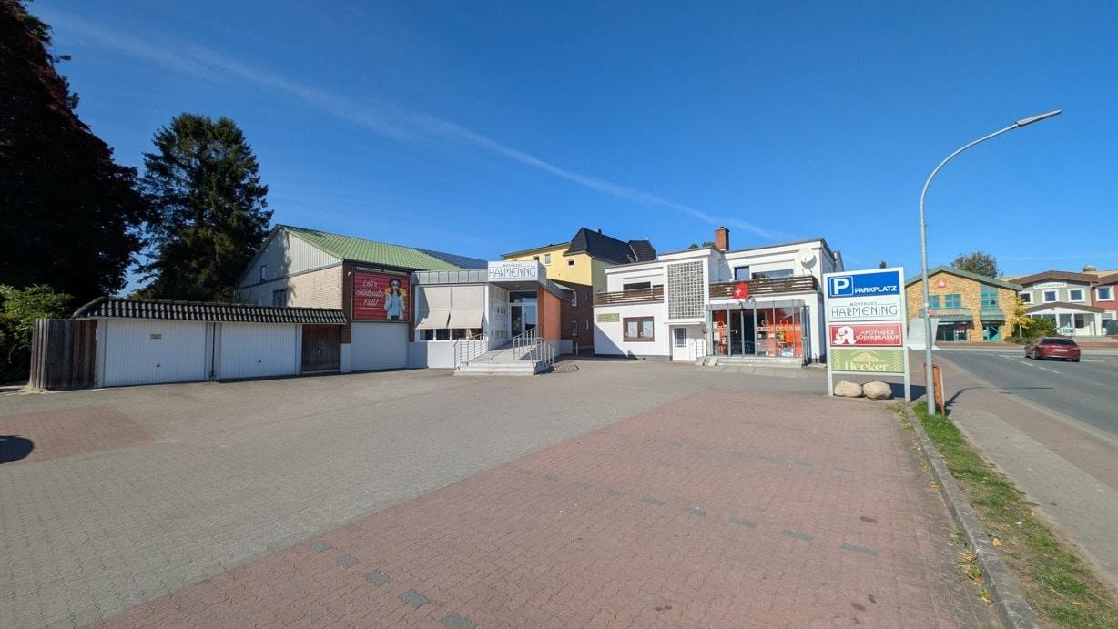Parkplatz und Garagen