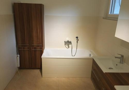 Bad, hier mit Badewanne