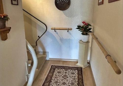 Flur mit Treppenlift ins EG