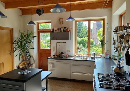 Küche mit Klöntür zum Garten