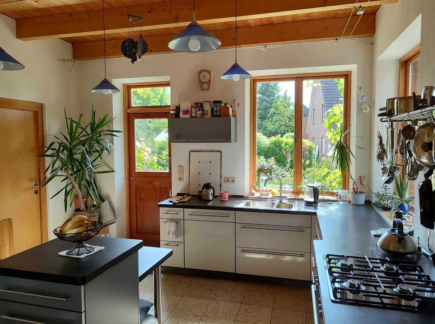 Küche mit Klöntür zum Garten