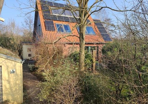 Südwest- / Straßenansicht