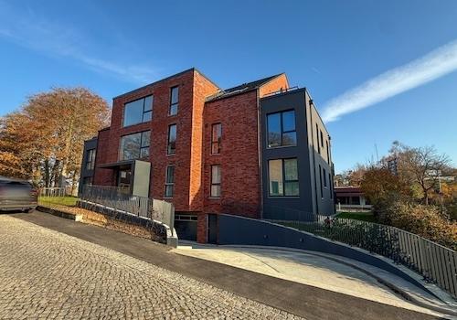 Frontansicht mit Zufahrt zur Tiefgarage