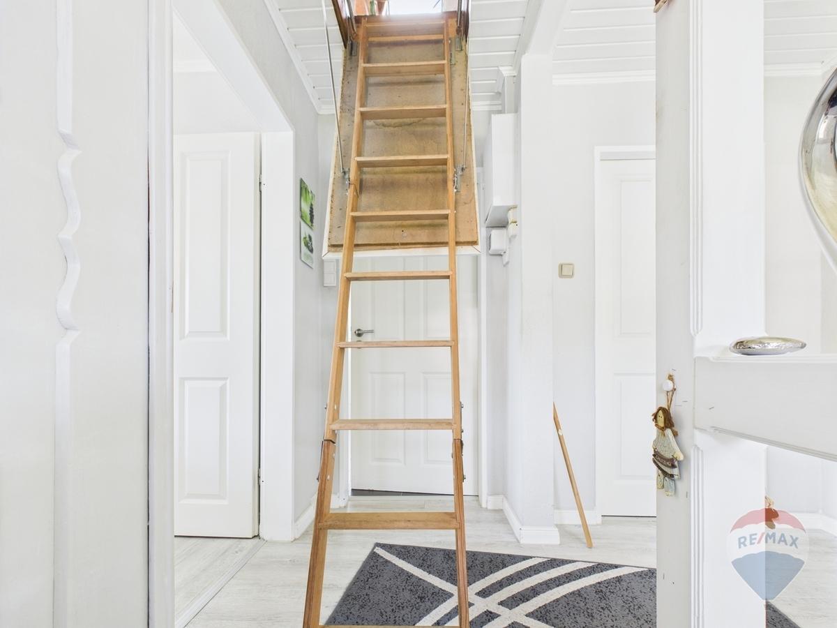 Treppe zum Spitzboden