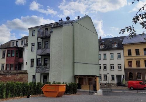 angrenzender Parkplatz