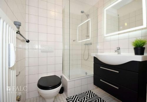  Seperates WC mit Dusche - (KI generiert)