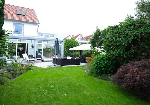 weitläufiger Garten 