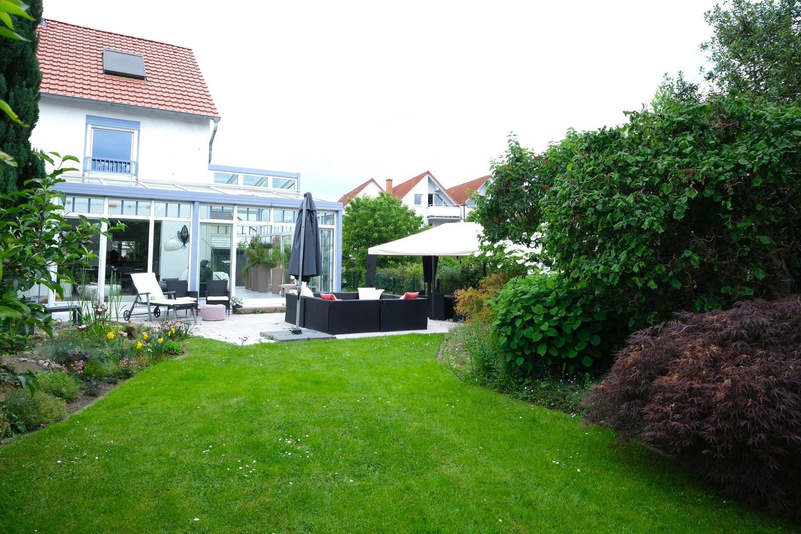 weitläufiger Garten 