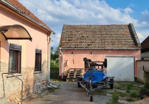 Seitenansicht und Nebengelass