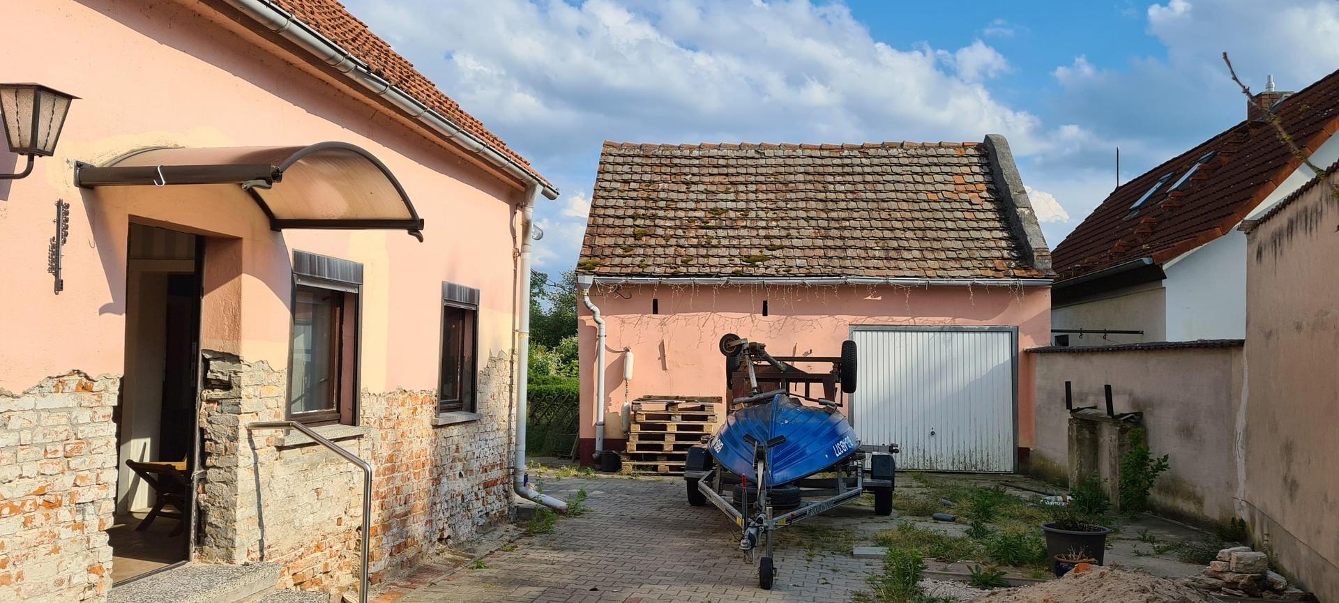 Seitenansicht und Nebengelass