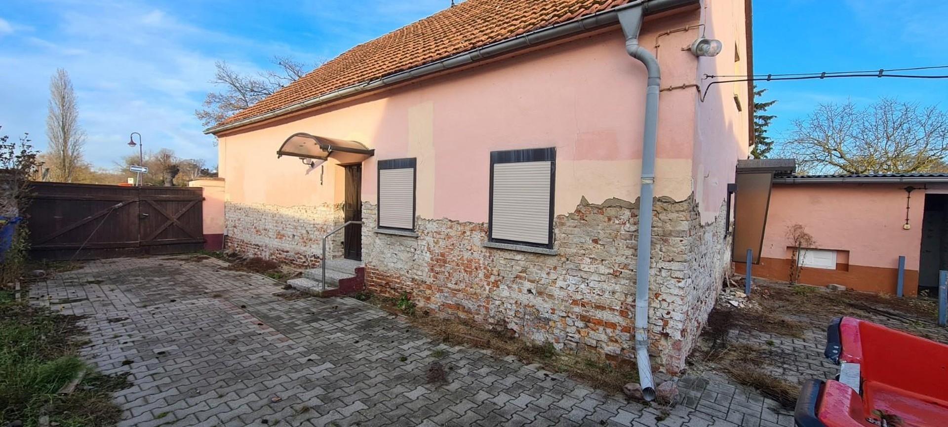 Seitenansicht und Nebengelass