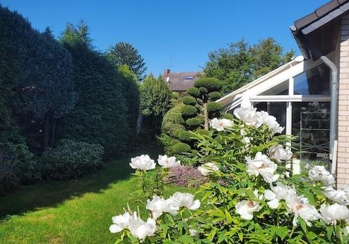 Garten mit Wintergarten