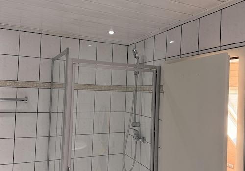 Badezimmer mit Wanne & Dusche