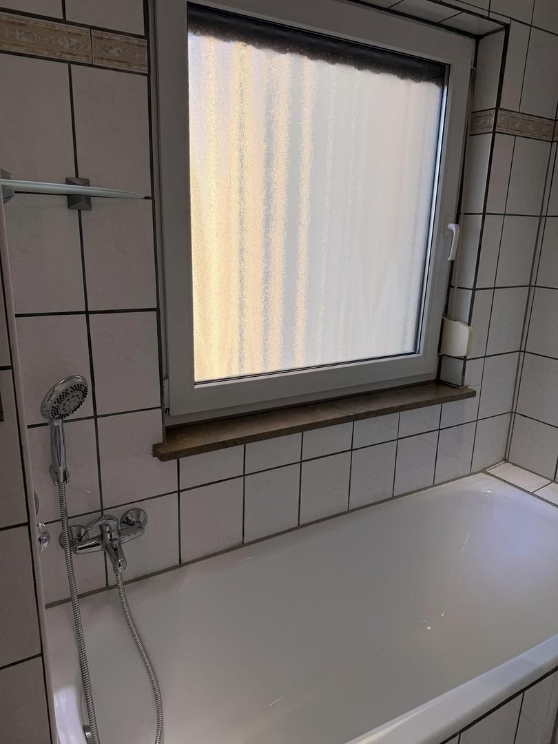 Badezimmer mit Wanne & Dusche