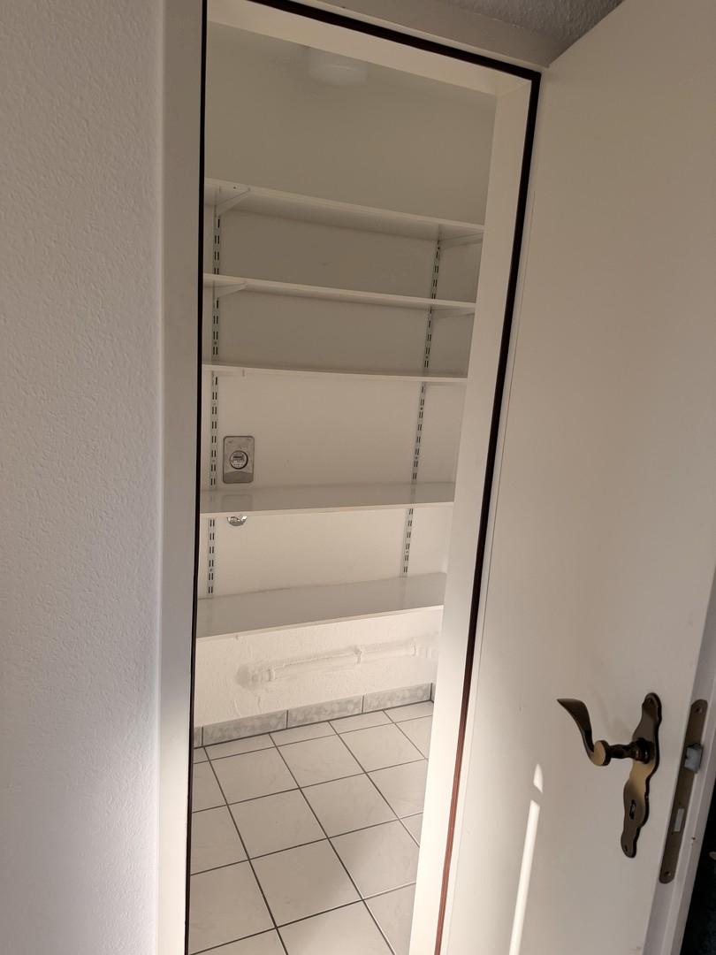 Vorratsraum neben Küche