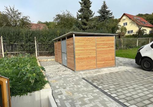 Parkplätze und Fahrradschuppen