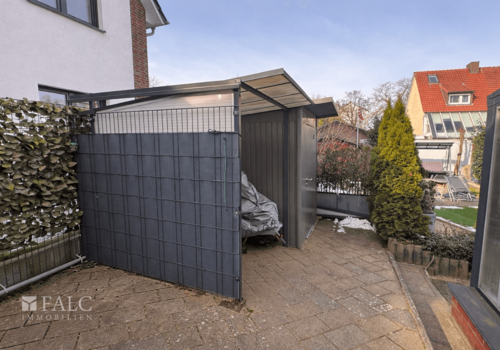 Praktischer Schuppen direkt am Carport (rückseitig)