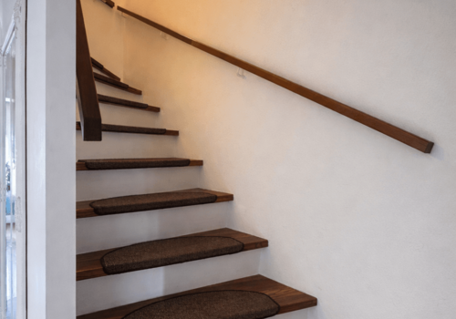 neuwertige Massivholztreppe in das Obergeschoss.