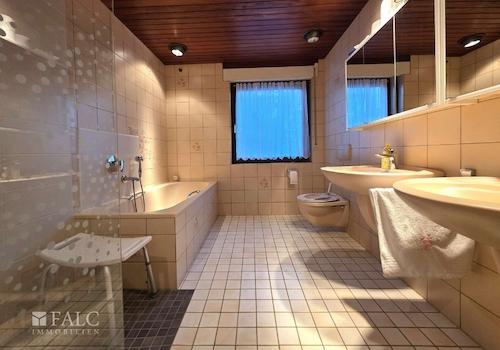 Badezimmer mit Wanne und Dusche