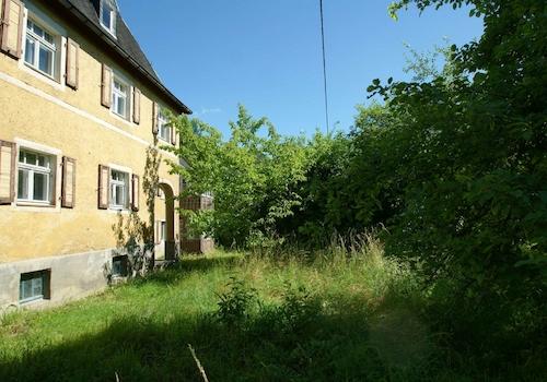 Hausansicht mit Blick in den Garten