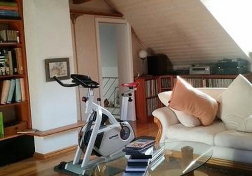 großer/ hoher Wohnraum