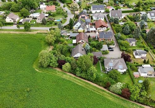 Hausansicht von oben mit Umgebung