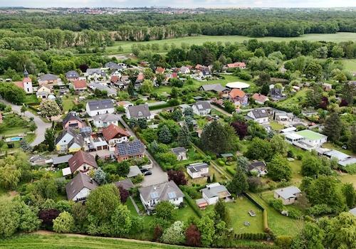 Hausansicht von oben mit Umgebung