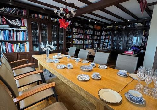 Wohnzimmer mit Bibliothek