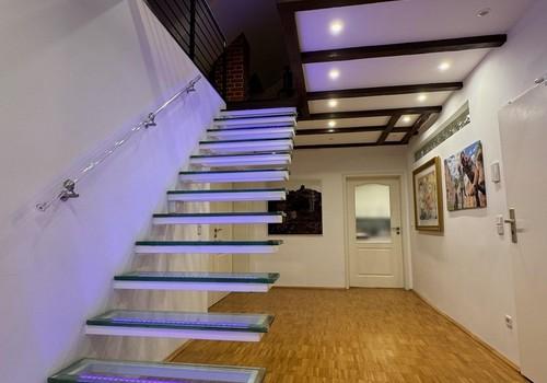 Treppe 3. ins 4. OG abends