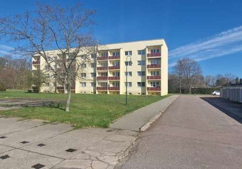 Einfahrt zum Mehrfamilienhaus