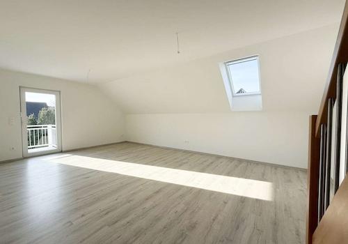 Wohnzimmer mit Balkonzugang 