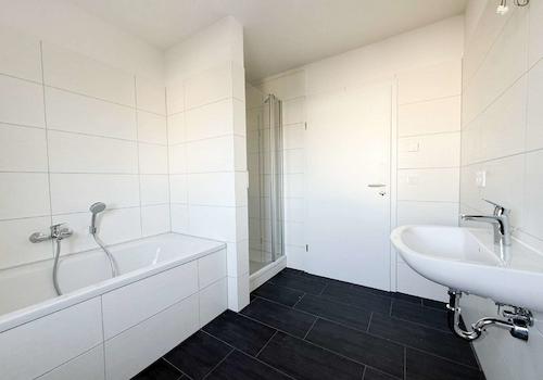 modernes Badezimmer 
