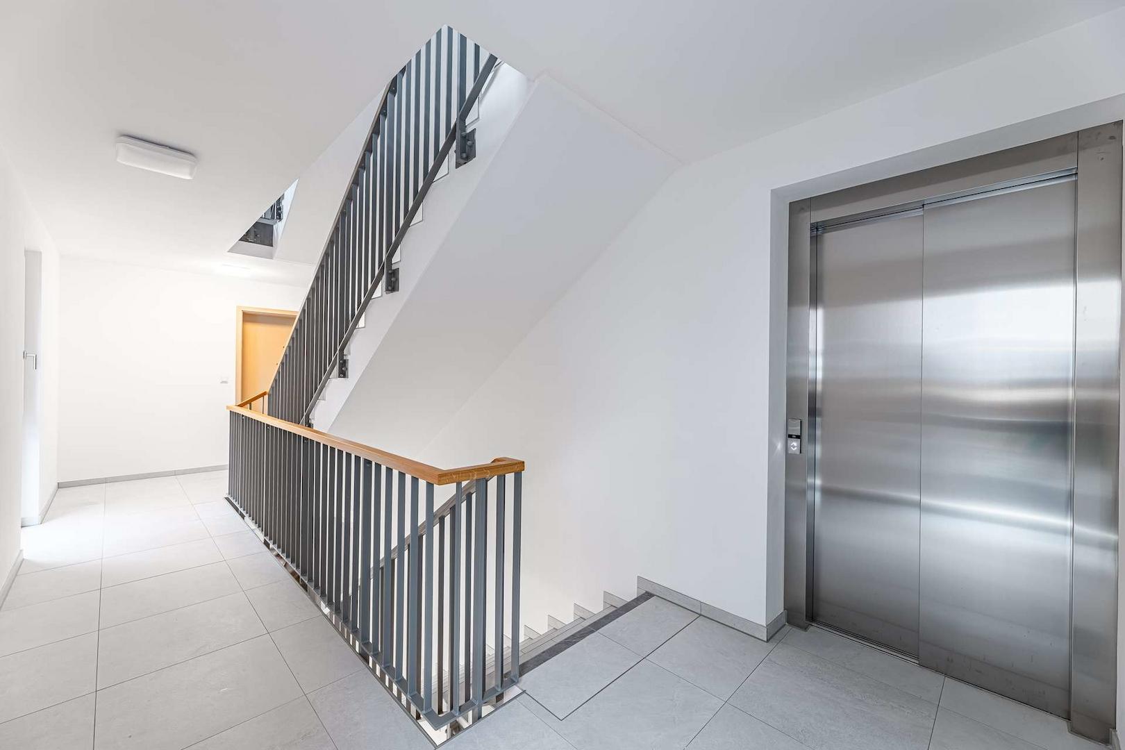 Treppenhaus mit Aufzug 