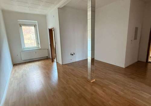 Wohnzimmer mit offener Küche