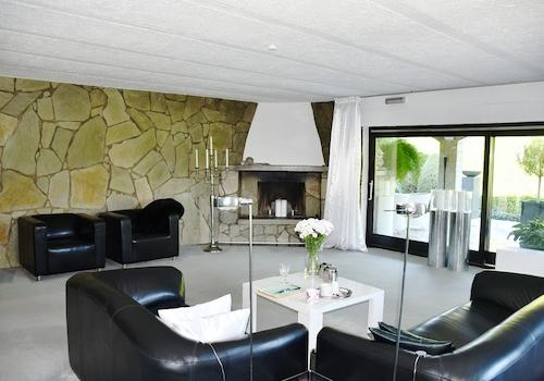 großzügiger Wohnbereich mit Kamin