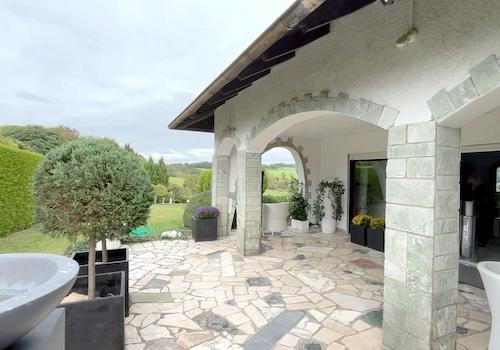 Terrasse mit Gartenblick
