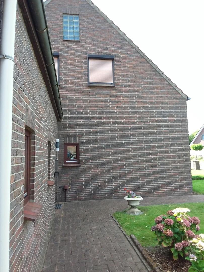 Seitlicher Blick auf das Haus