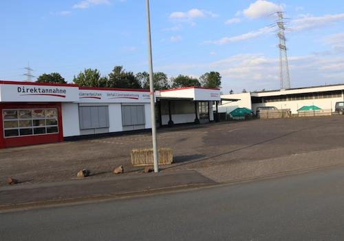 Aussenansicht mit Parkplatz