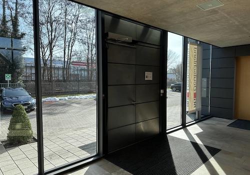 Gebäude Ein- / Ausgang