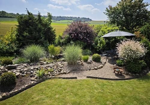 Gartenteich mit Sitzecke