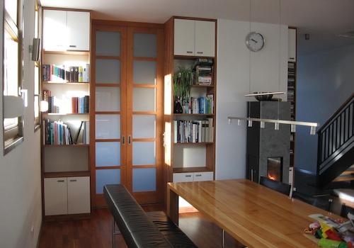 Wohnzimmer mit Einbauschränken