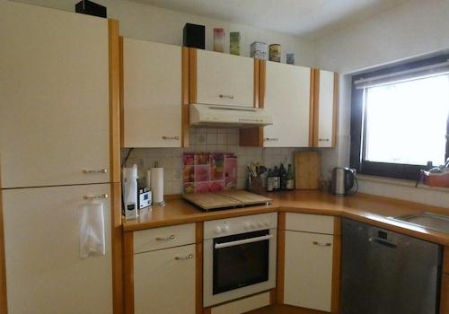 Küche mit Einbauküche