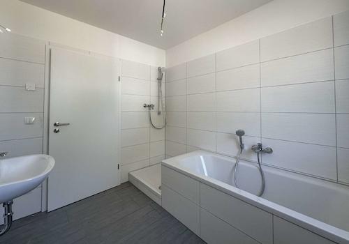 Musterwohnung - Wanne und Dusche